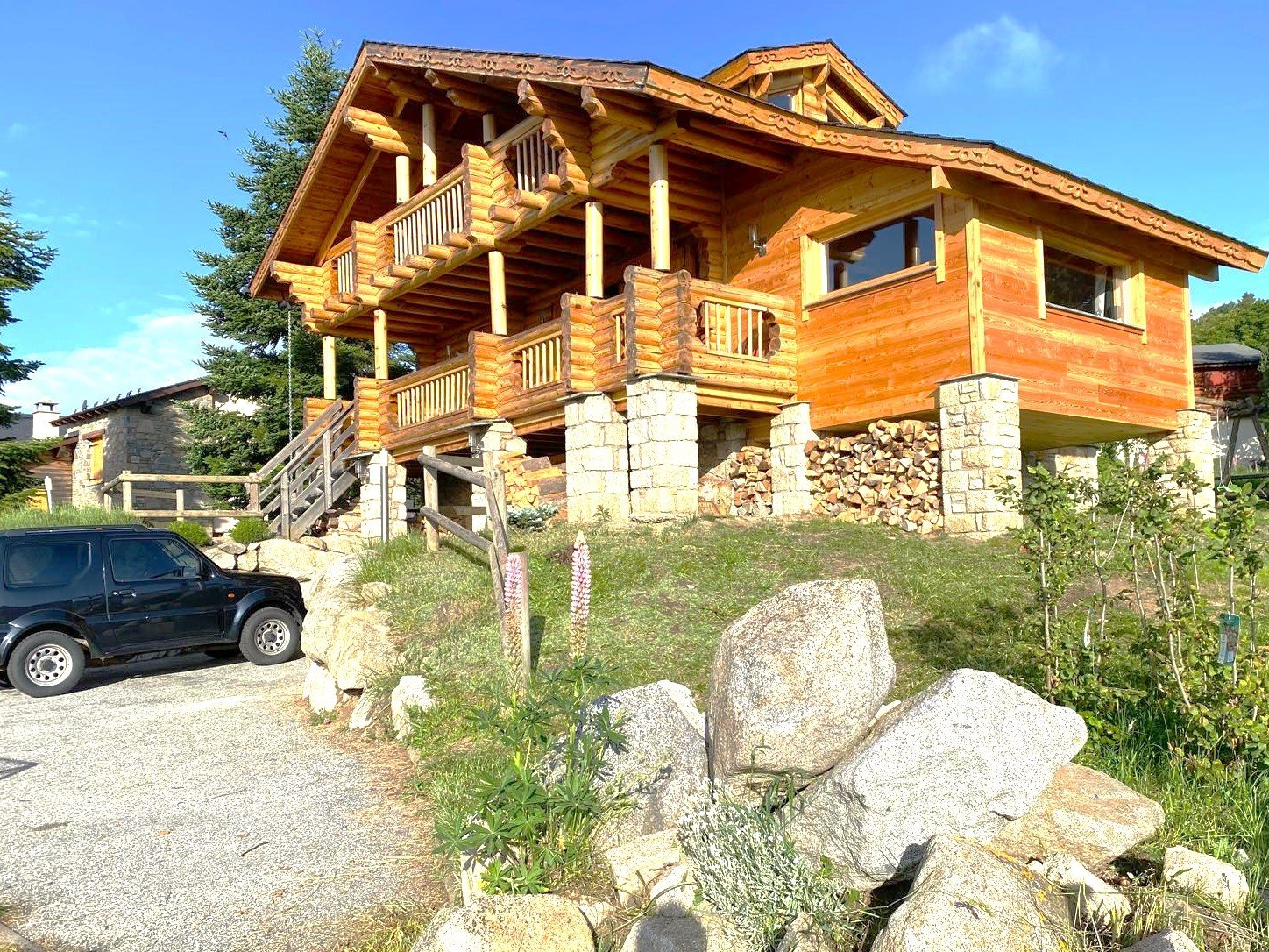 L’architecture traditionnelle du chalet se marie parfaitement avec le cadre naturel environnant. Avec ses baies vitrées et sa terrasse ensoleillée, vous profiterez des vues imprenables sur les montagnes.