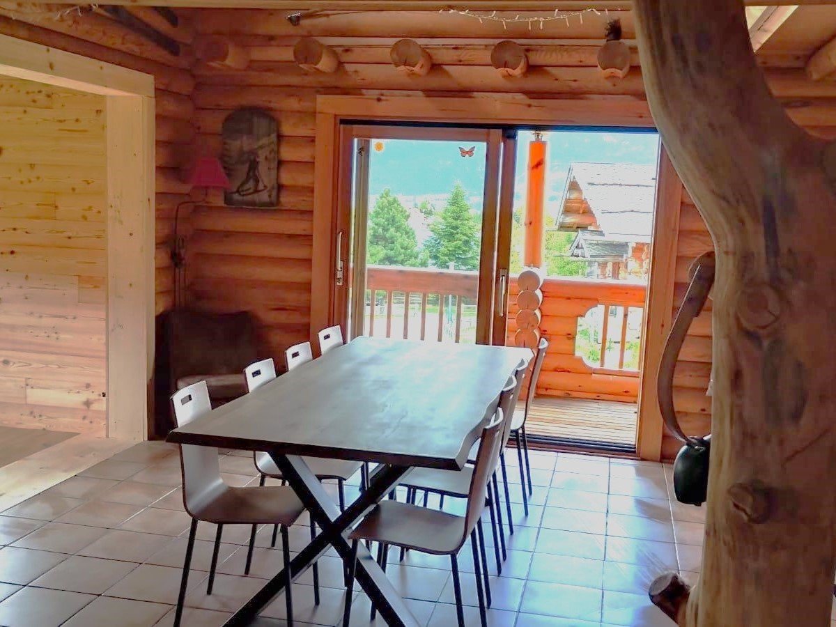 Votre séjour spacieux, où une grande table à manger en bois pour 8 à 10 personnes vous attend pour des repas en famille ou entre amis.