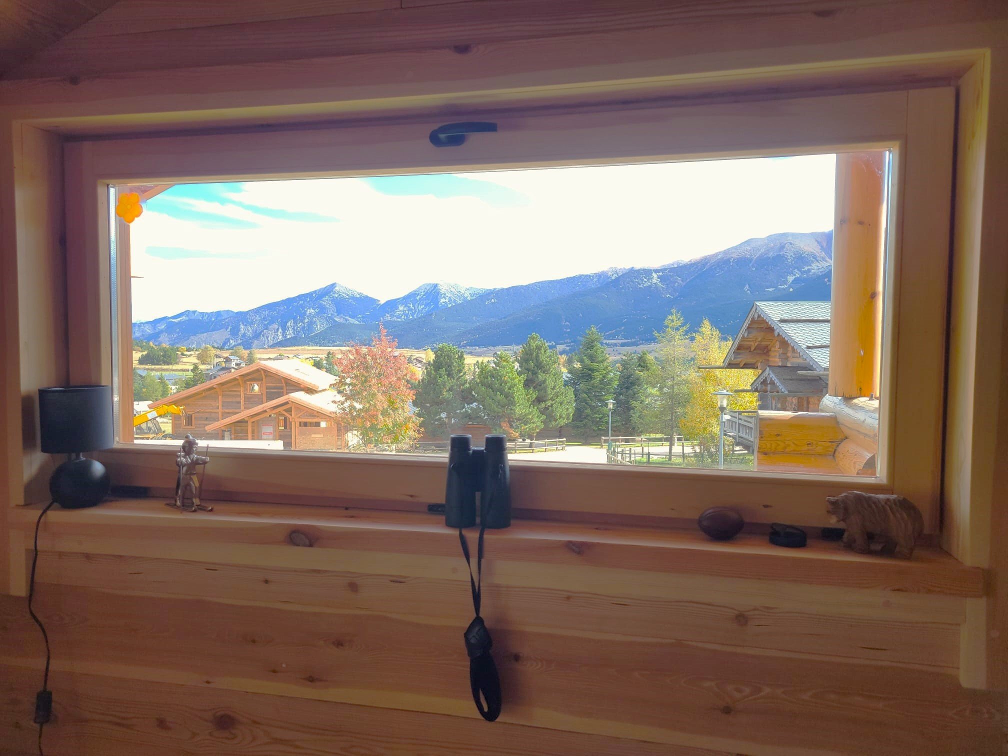 Une vue magnifique sur le Cambre d'Aze depuis le canapé du salon. 