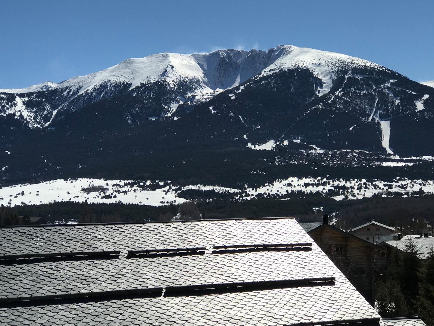 Admirez la vue sur le majestueux Cambre d'Aze culminant à 2 750 mètres depuis votre chalet. Ce panorama offre une toile de fond spectaculaire, parfaite pour se ressourcer en toute saison.