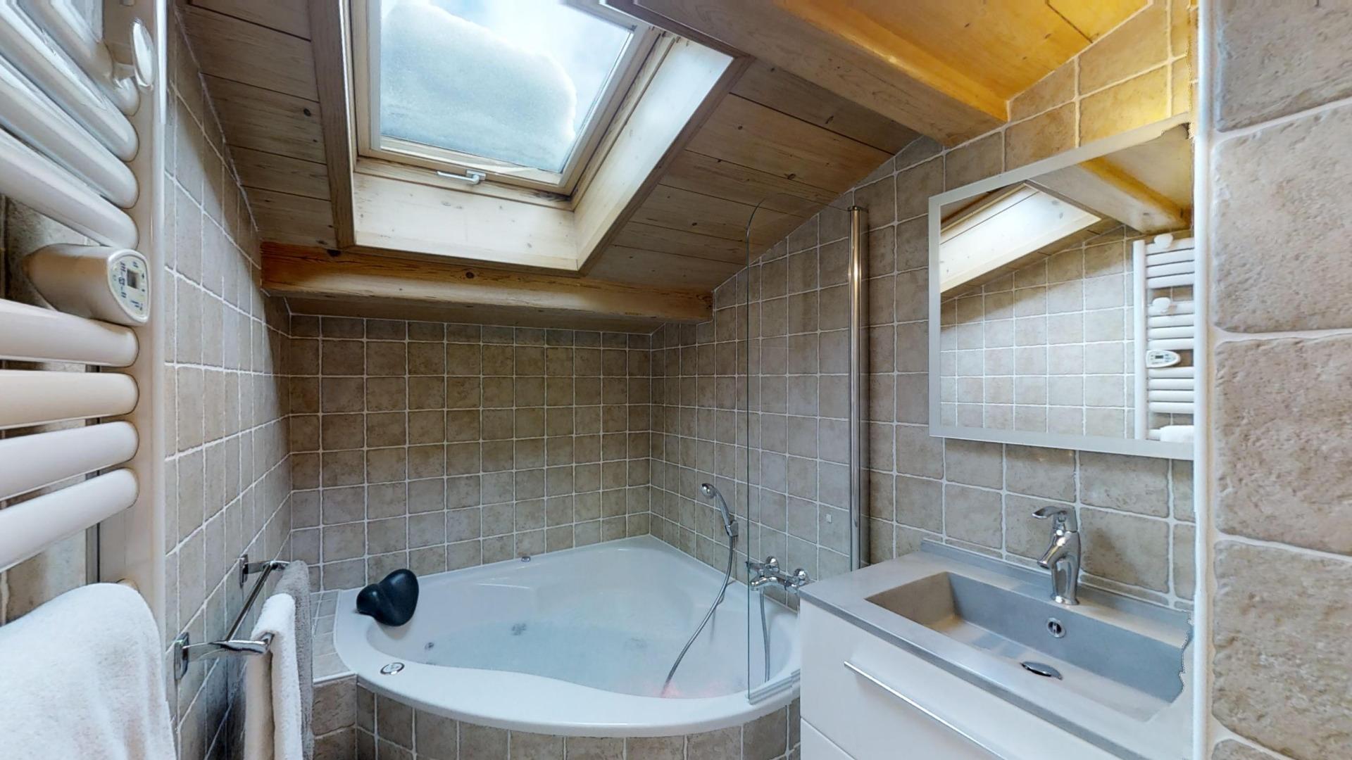 salle de bain : baignoire balnéo radiateur électrique sèche serviettes , w c indépendant
linge de toilette fournis