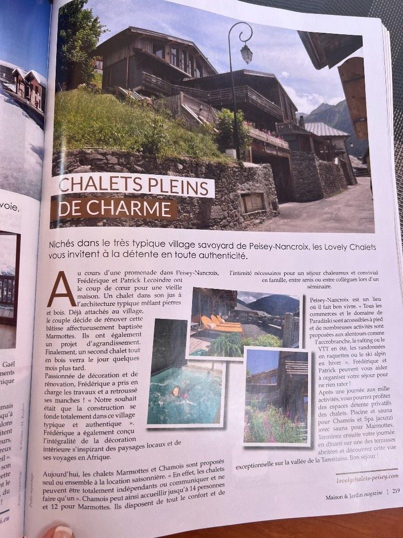 La presse parle de nous. Revue Maison et jardin Mai 2023. Été Hiver nos chalets sont appréciés. Tout est accessible à pied.. 