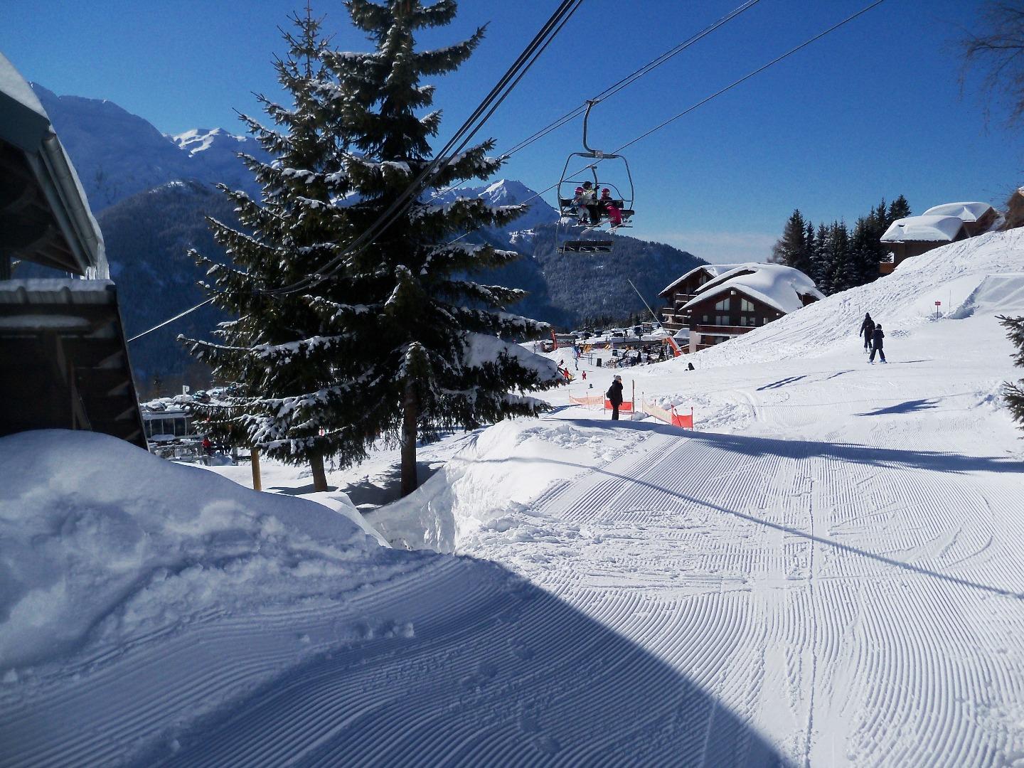 Départ du chalet skis aux pieds