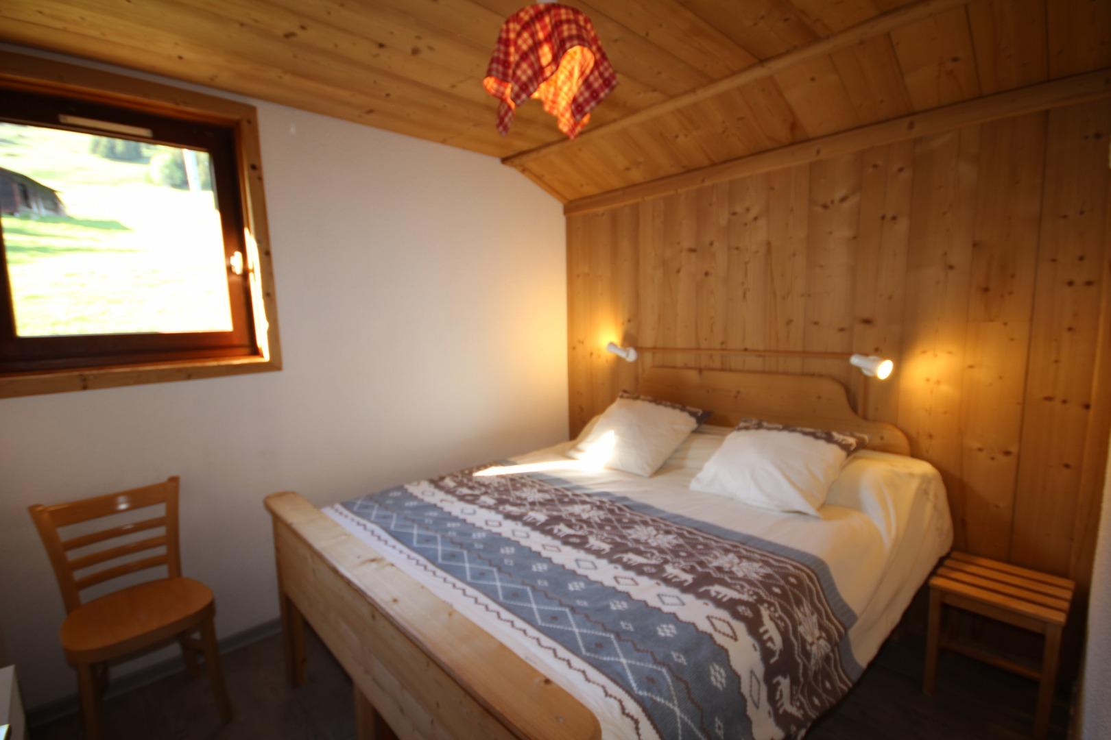 chambre parentale, avec vue sur pistes.