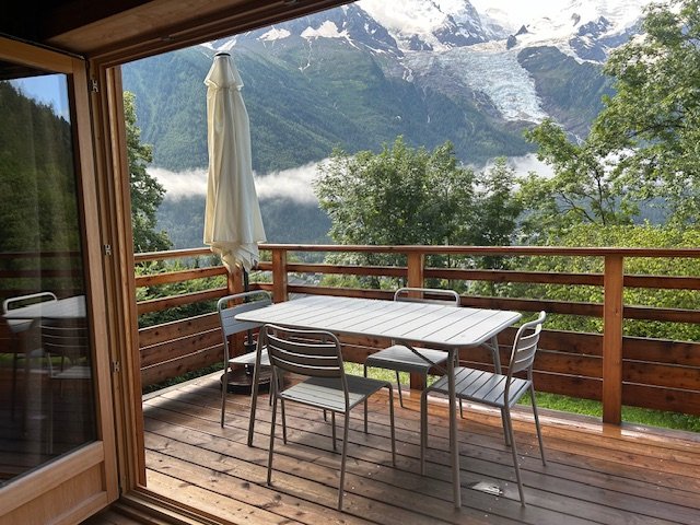 Le balcon et une partie de la vue : Le glacier des Bossons. Le Mont-Blanc est juste au-dessus.
