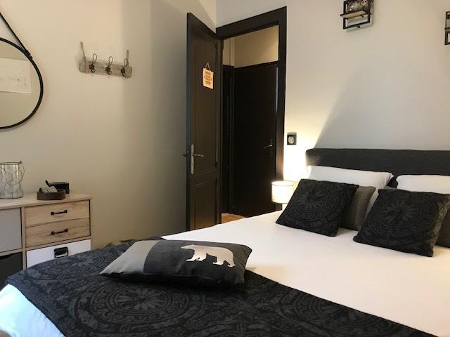 Chambre du 1 er etage avec son lit de 140 +Lit bébé parapluie+ lit tiroir enfant 130x56