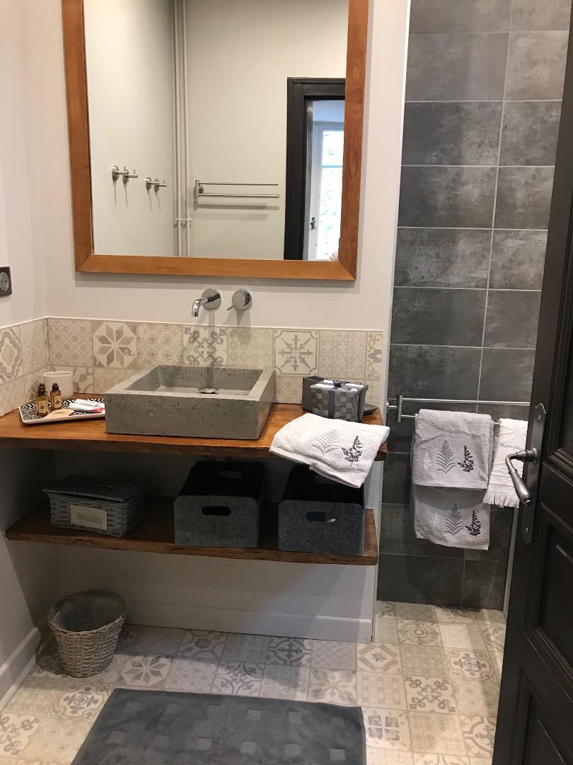 Sa salle de bain avec Jacuzzi avec matériaux naturels