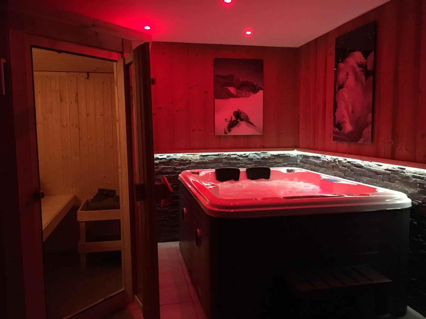 Salle SPA indépendante de 20 m²  avec Jacuzzi 4 personnes + Sauna 4 personnes  + douche