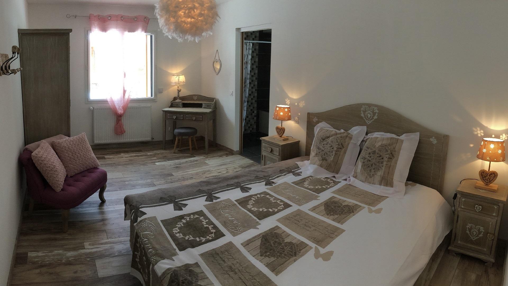 Chambre 1: Suite Parentale en rez de chaussée avec salle de bain privative