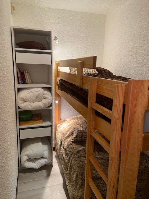 une cabine lumineuse avec un espace rangement. (également un tiroir sous le lit)