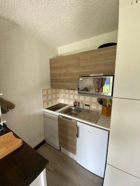 une cuisine très bien équipée : lave vaisselle, four multifonction, plaque vitrocéramique, bouilloire, nespresso, senseo,... appareil à fondue et raclette, cocotte, gaufrier....