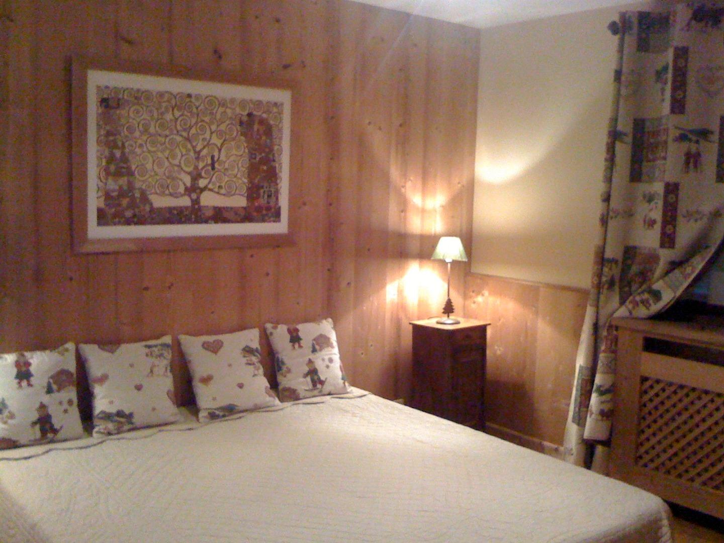 Chambre avec 2 lits jumeaux exposition Est 
Grands placards