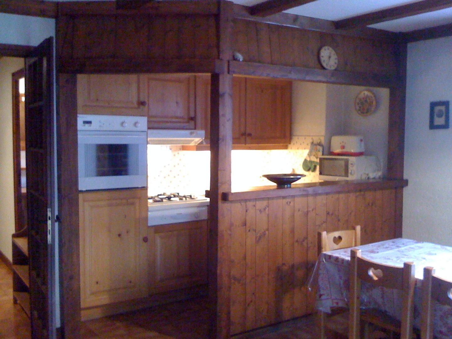 Séjour avec canapé convertible 2 places et divan-lit
Cuisine-bar avec four électrique, plaques de cuisson mixtes, réfrigérateur intégré, micro-ondes, lave vaisselle
Téléviseur TNT, Wifi