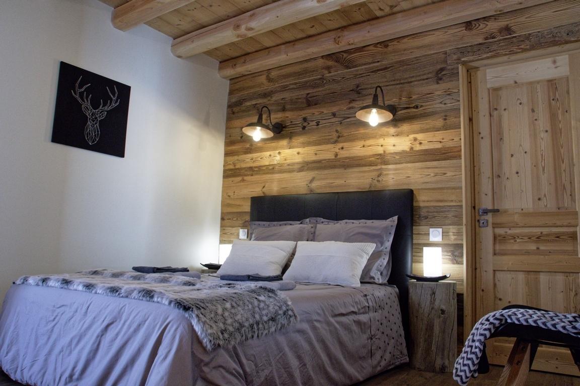 Chambre avec lit double, douche italienne et télévision. 