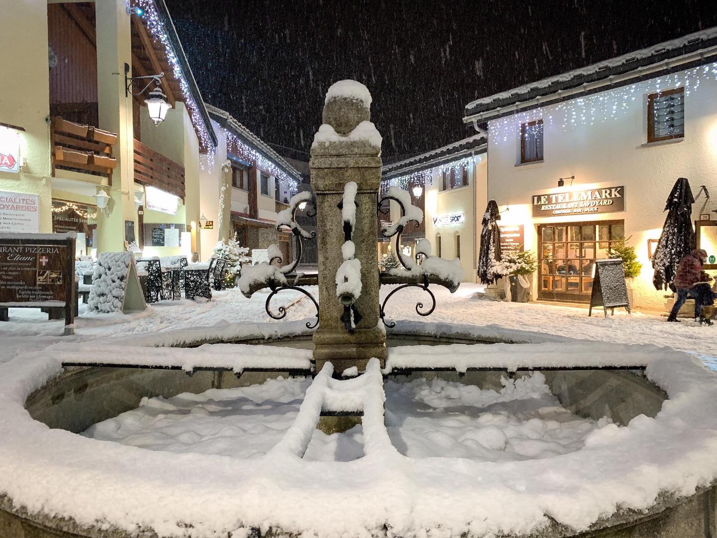 Le village et ses commerçants , ainsi que le ciméma et les pistes sont à deux pas de l’appartement 
