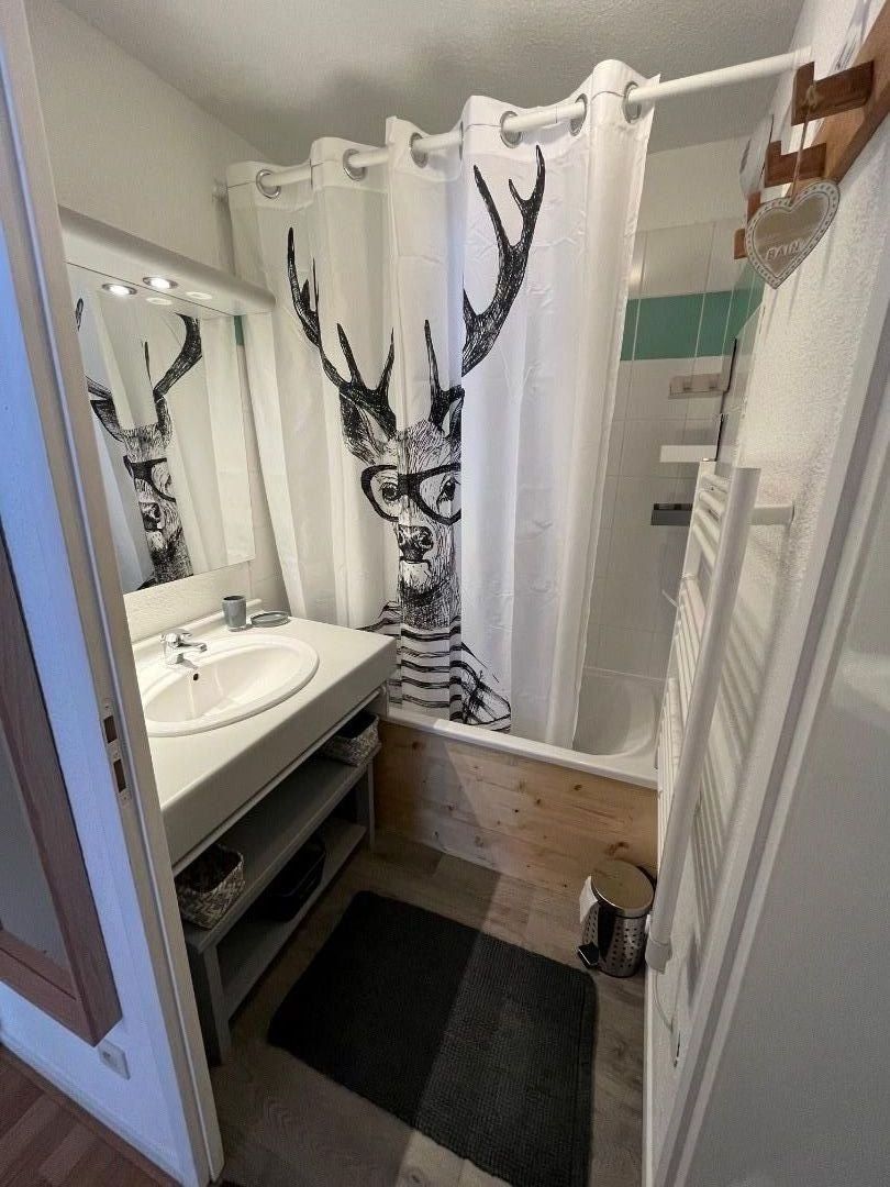 Salle de bain 1 - Baignoire / Douche / Lavabo / Sèche serviettes 