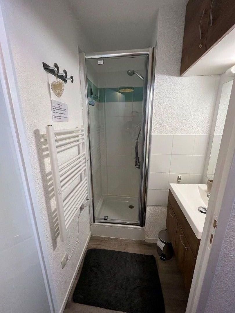 Salle de bain 2 -  Douche / Lavabo / Sèche serviettes 