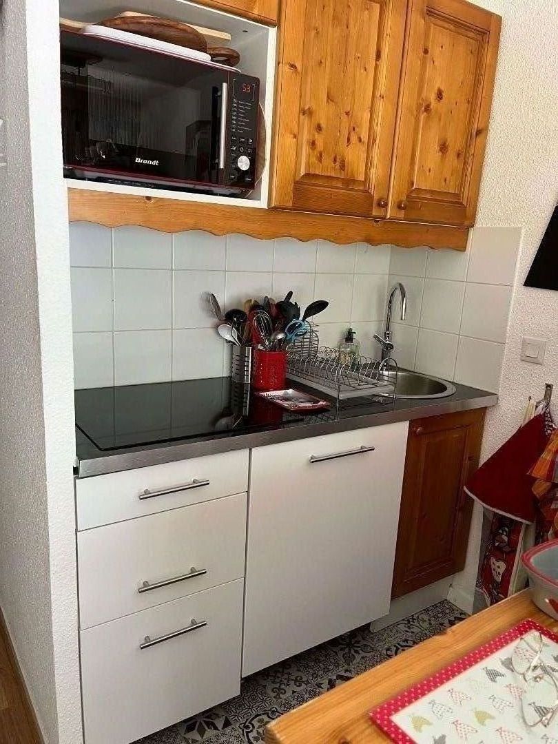 Cuisine avec four micro-onde, lave vaisselle, mini four, plaques vitrocéramique, machine expresso capsules, cafetières, grille pain, appareil à raclette, etc...