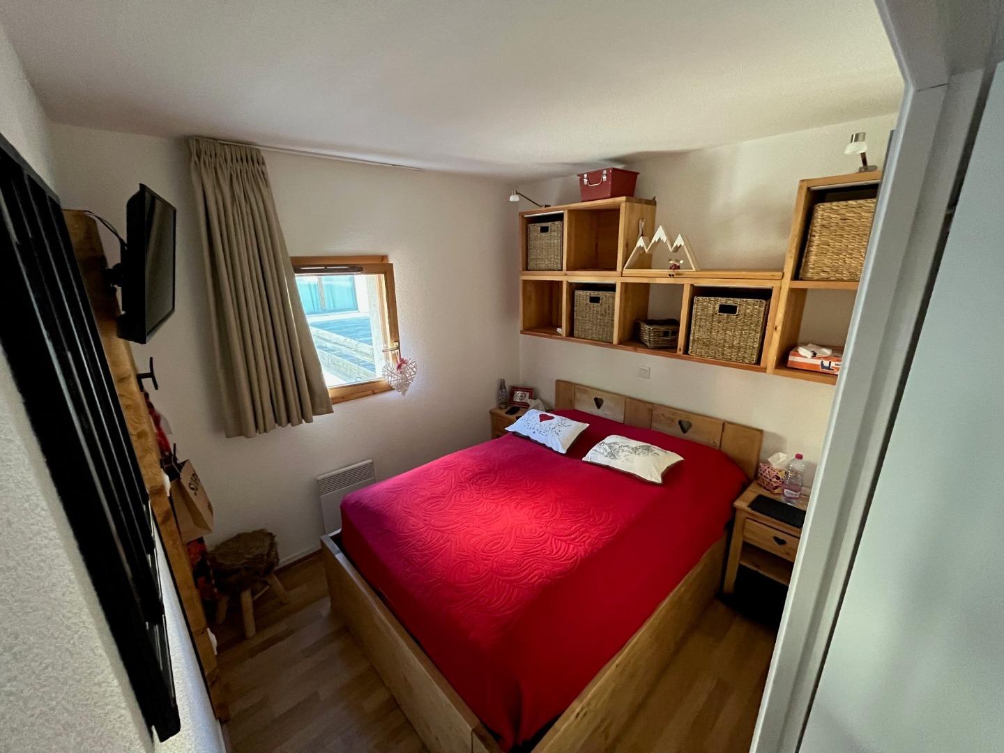 Chambre 1 - Lit double 190cm x 140cm - écran plat, rangements, smart TV, 