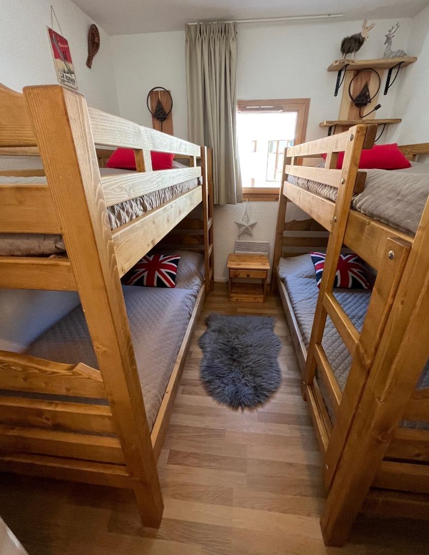 Chambre 2 avec 4 lits simples superposés - Chevet et liseuse individulelles pour les 4 lits.
Rangement sous les lits 