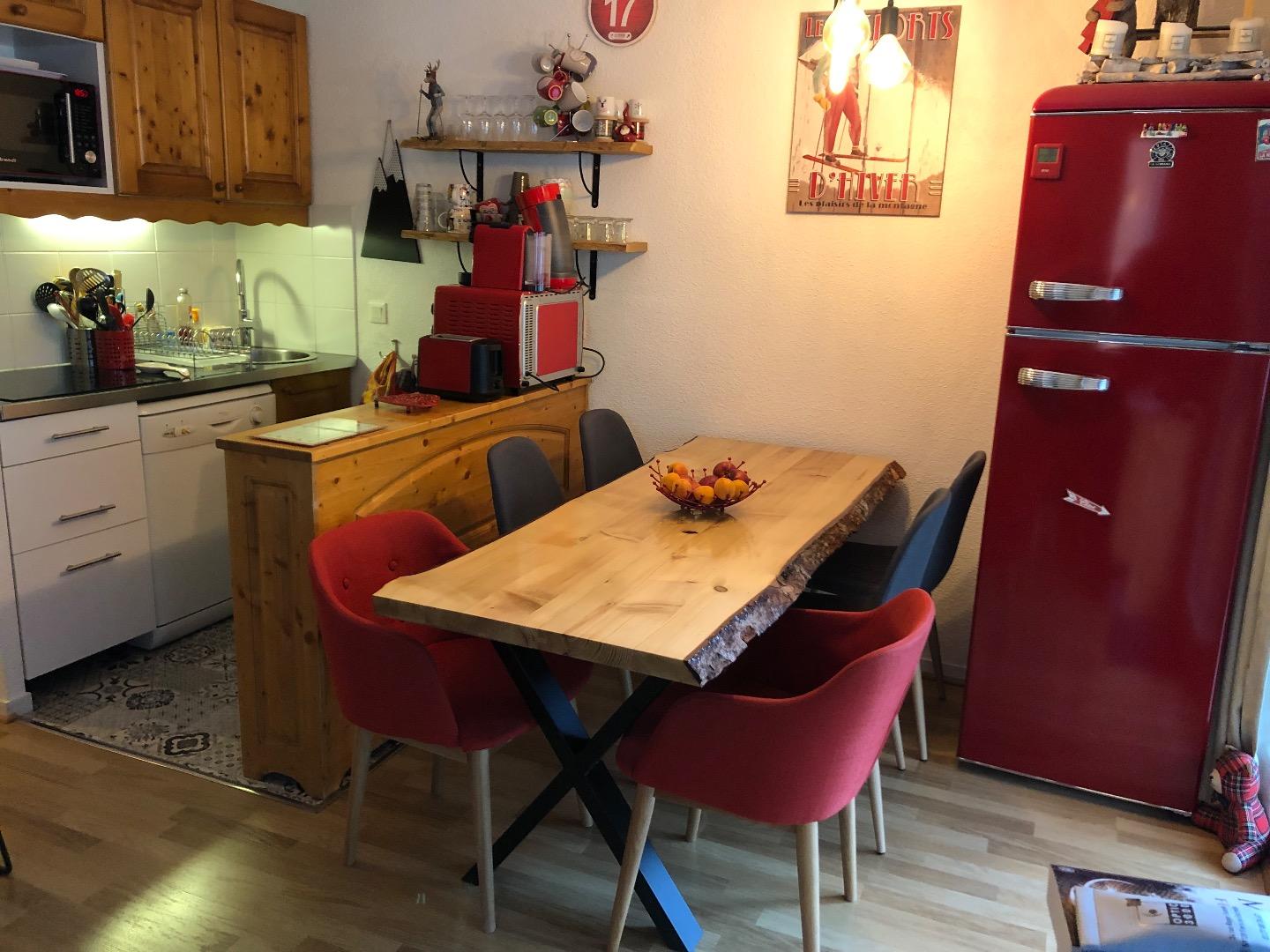 Coin cuisine et coin repas moderne, grand frigo et congélateur 