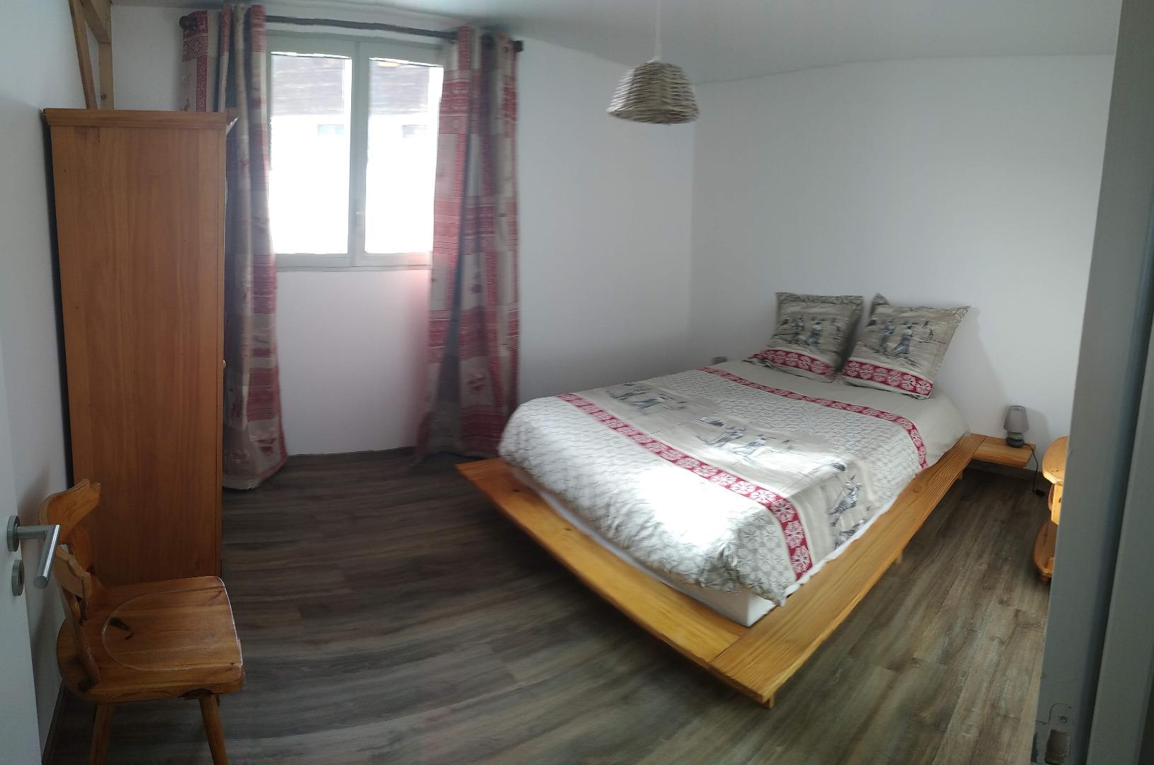 1ère chambre avec 1 lit double et une armoire. ( possibilité d'ajouter un lit bébé)