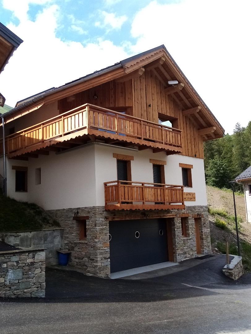 Chalet le Pis de l'aigle, plein sud avec vue dans un quartier résidentiel proche du centre et des départs de piste.