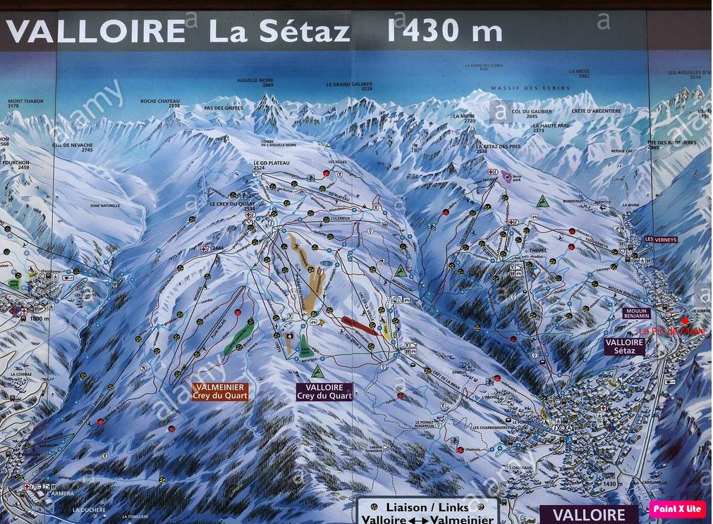 Le chalet se situe au Serroz, à 400m du télésiège du Moulin Benjamin. Service de navette gratuite.