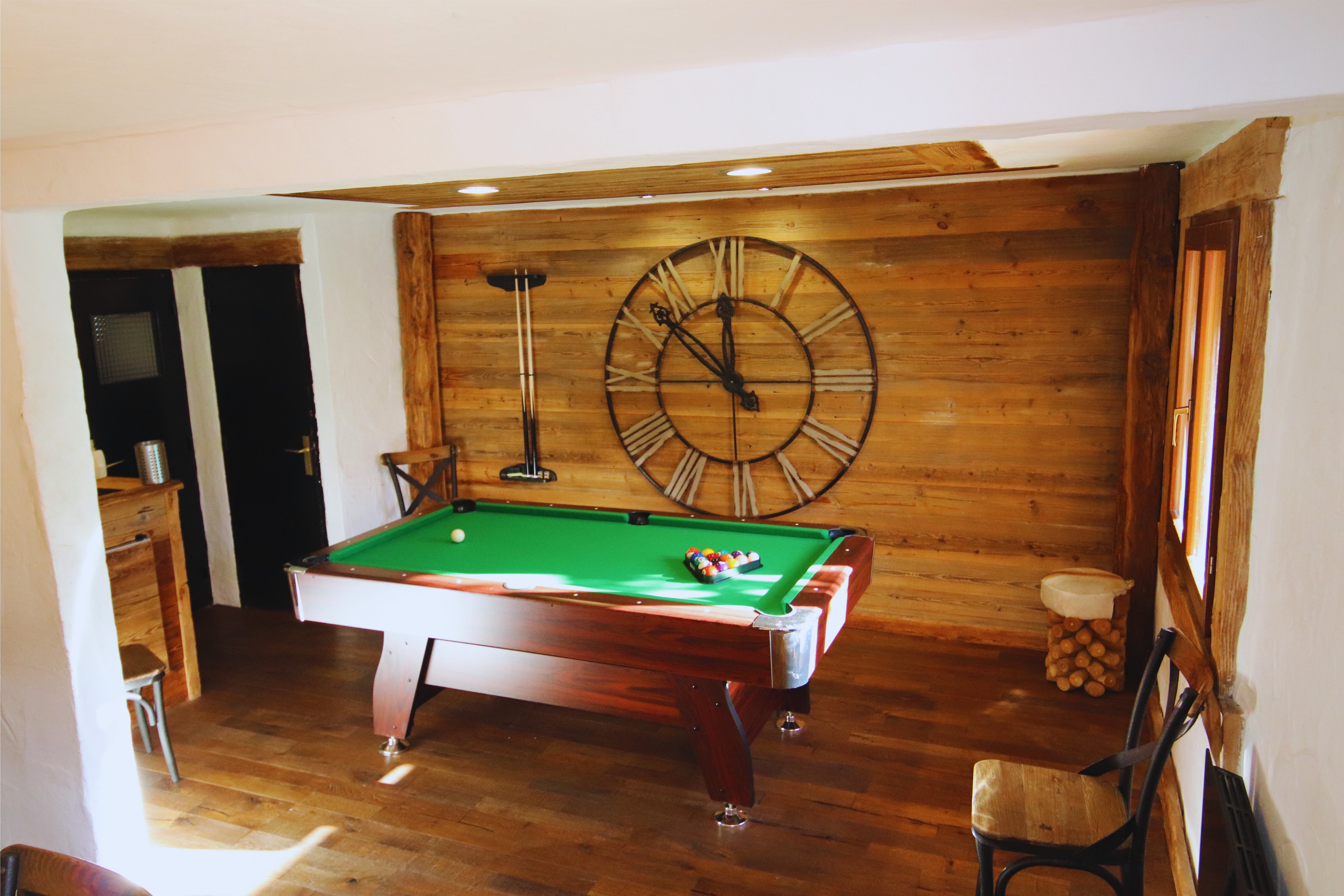 Profitez de notre superbe billard au cœur d'un espace de vie habillé de vieux bois authentique.