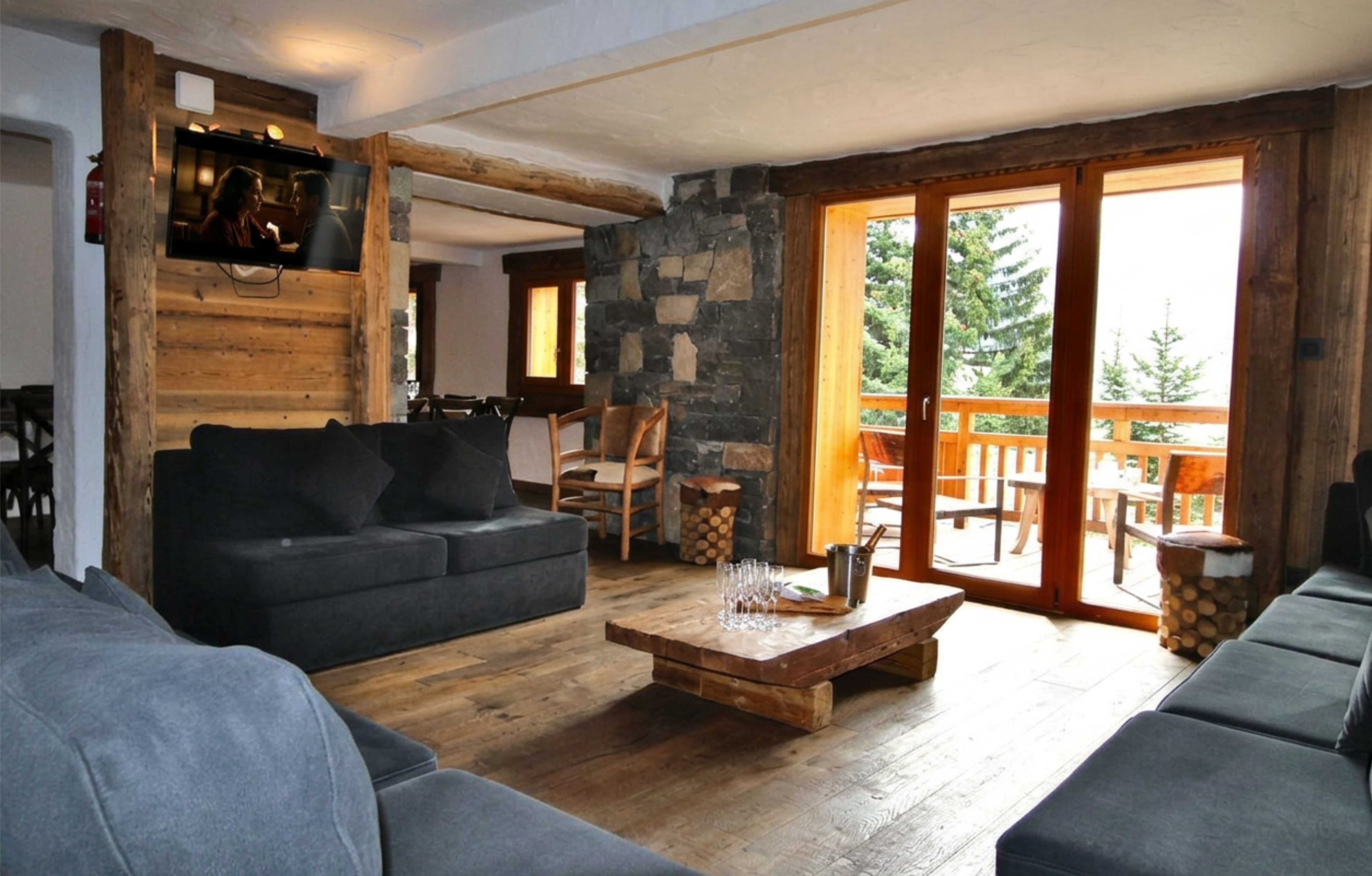 Détendez-vous dans notre grand salon confortable, baigné de lumière naturelle et directement ouvert sur un balcon ensoleillée.