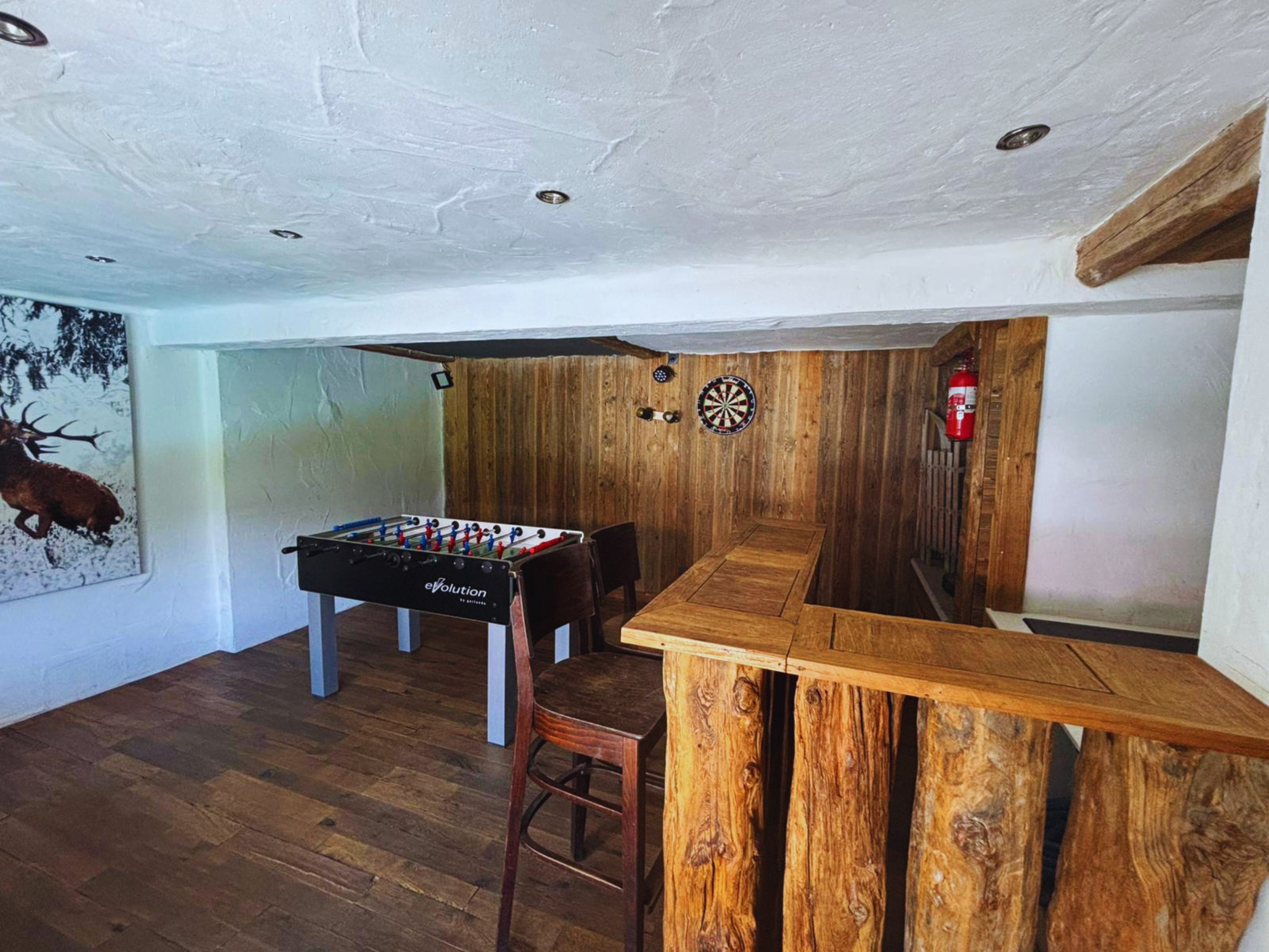 L'après-effort version festive : amusez-vous dans notre salle de jeux privée dotée d'un authentique bar en vieux bois, d'un babyfoot et d'une piste de danse.