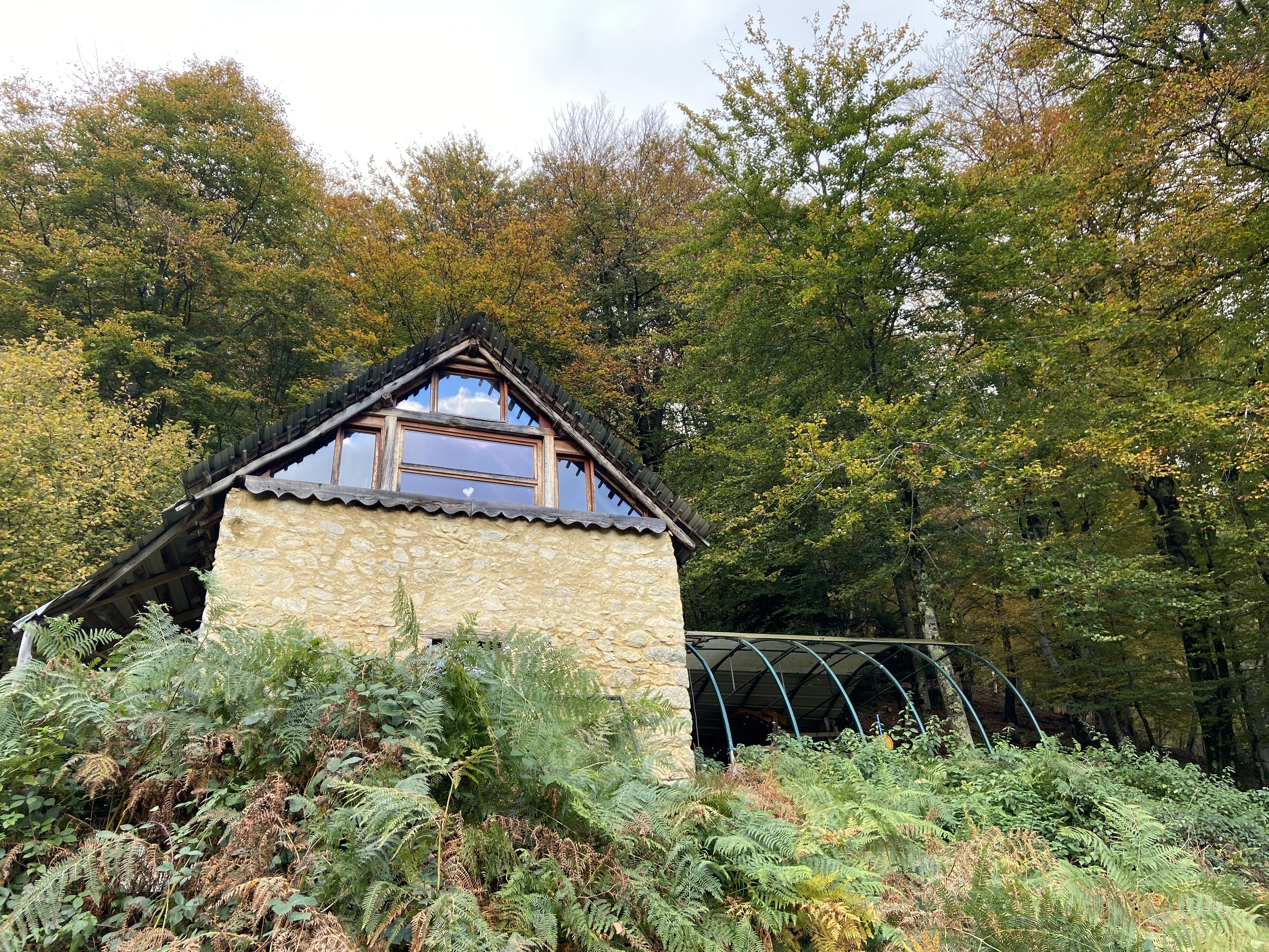 La grange et sa terrasse couverte, en automne.