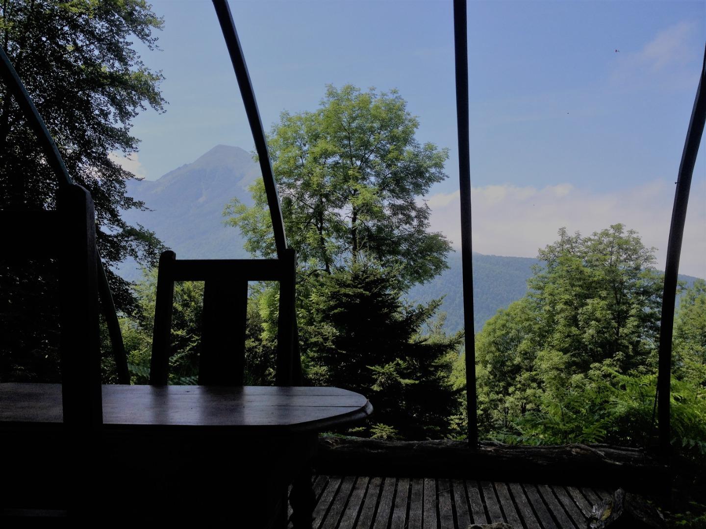 Terrasse couverte, vue sur le Cagire.