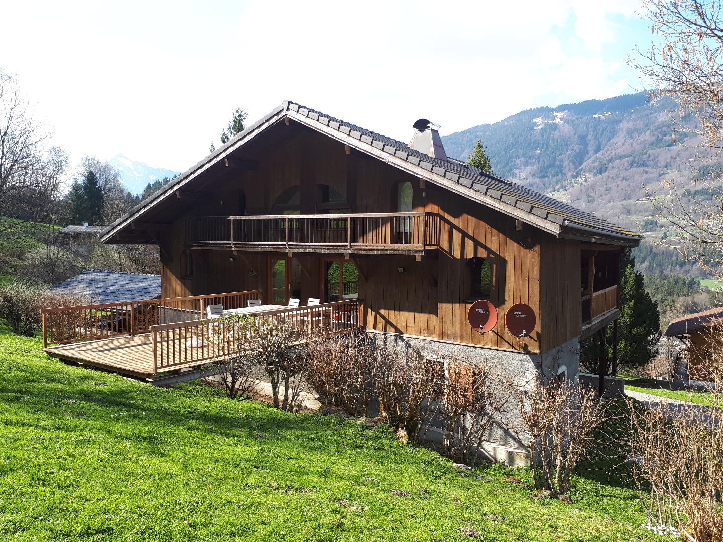 Terrasse Sud, repas, barbecue et détente au soleil