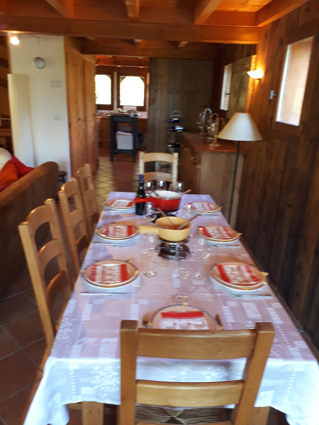 Espace repas à 2 pas de la cuisine