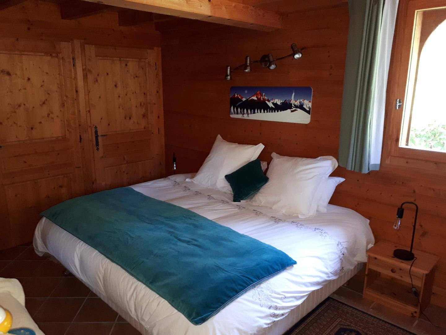 chambre du rez de chaussée. Lit 200 x 200 