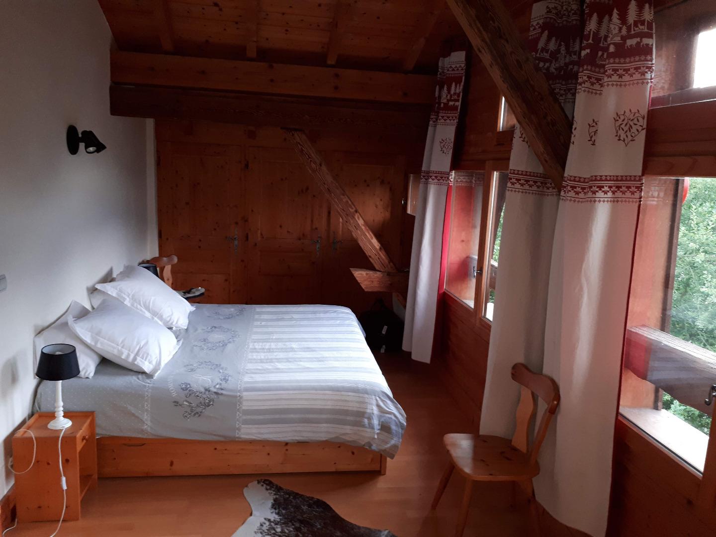 chambre avec vue montagne. Possibilité d'ajouter 2 lits supplémentaires.