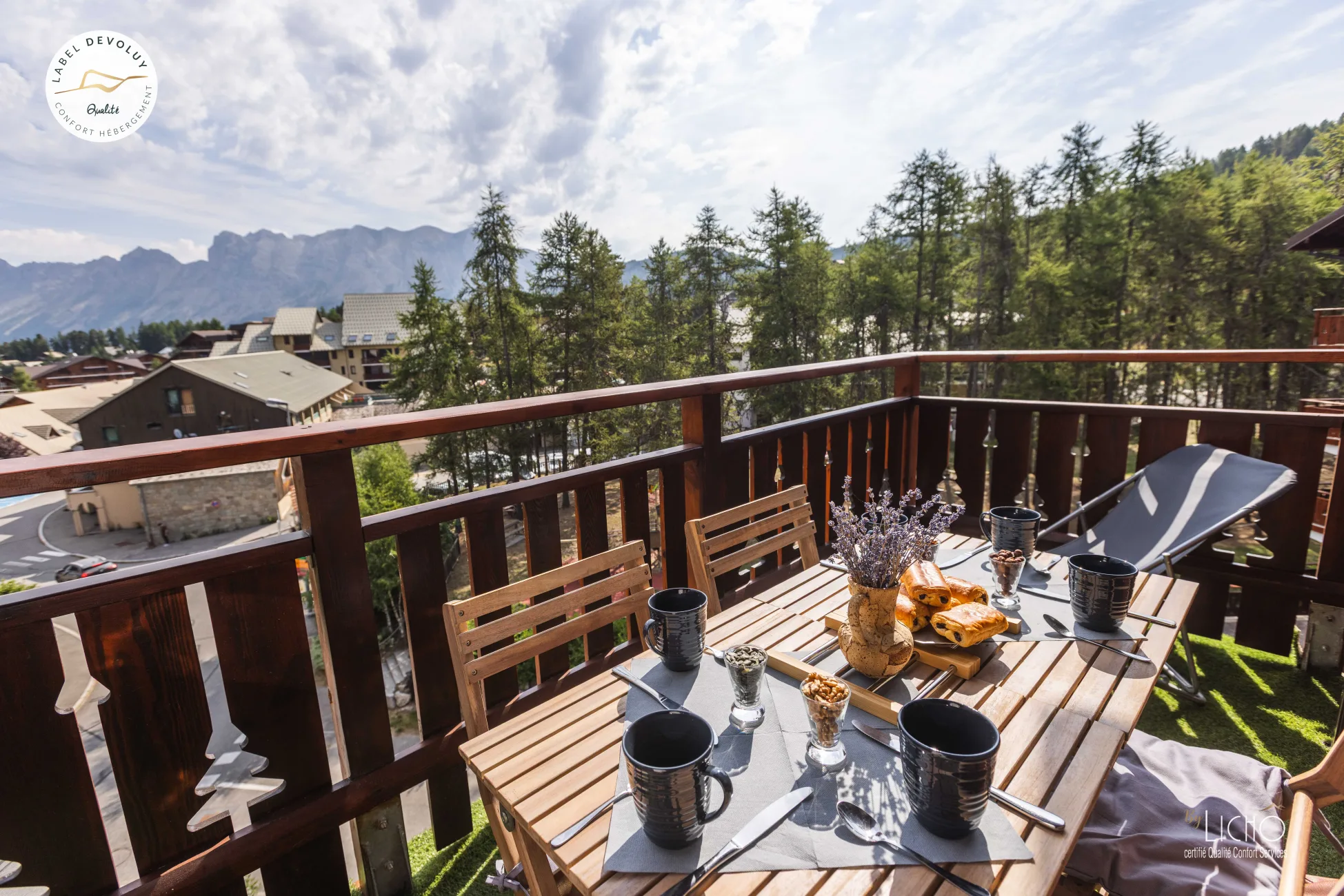 PETIT DEJEUNER SUR BALCON DU SALON FACE AU MONT FARAUT