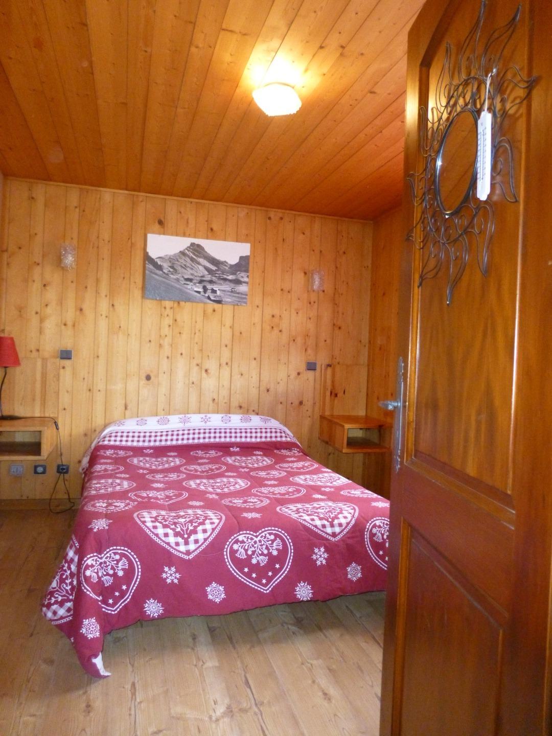 Chambre avec un lit 2 places, 2 tables de nuit