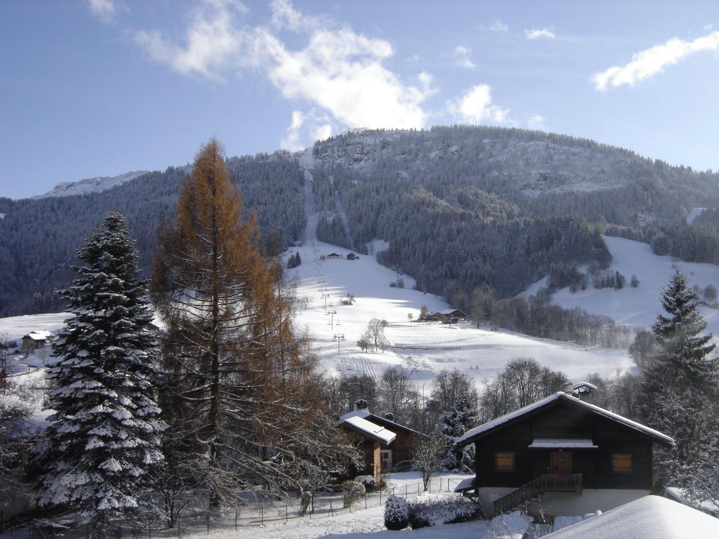 Vue sur les pistes en hiver