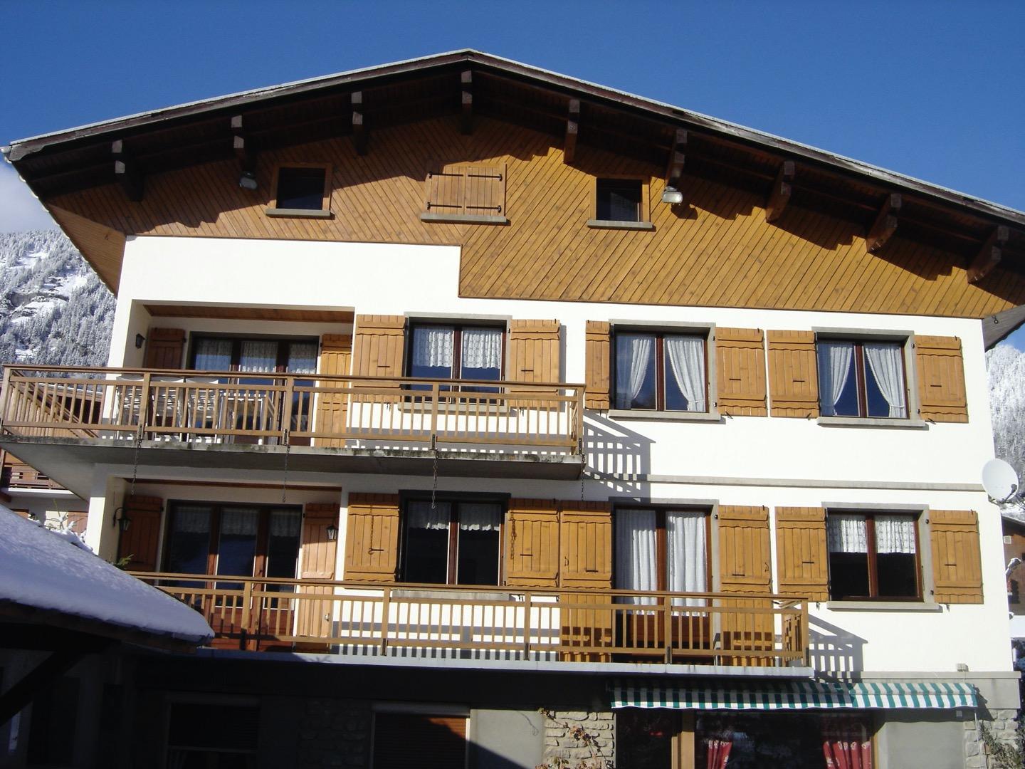 Façade, appartement au deuxième étage avec le balcon à gauche