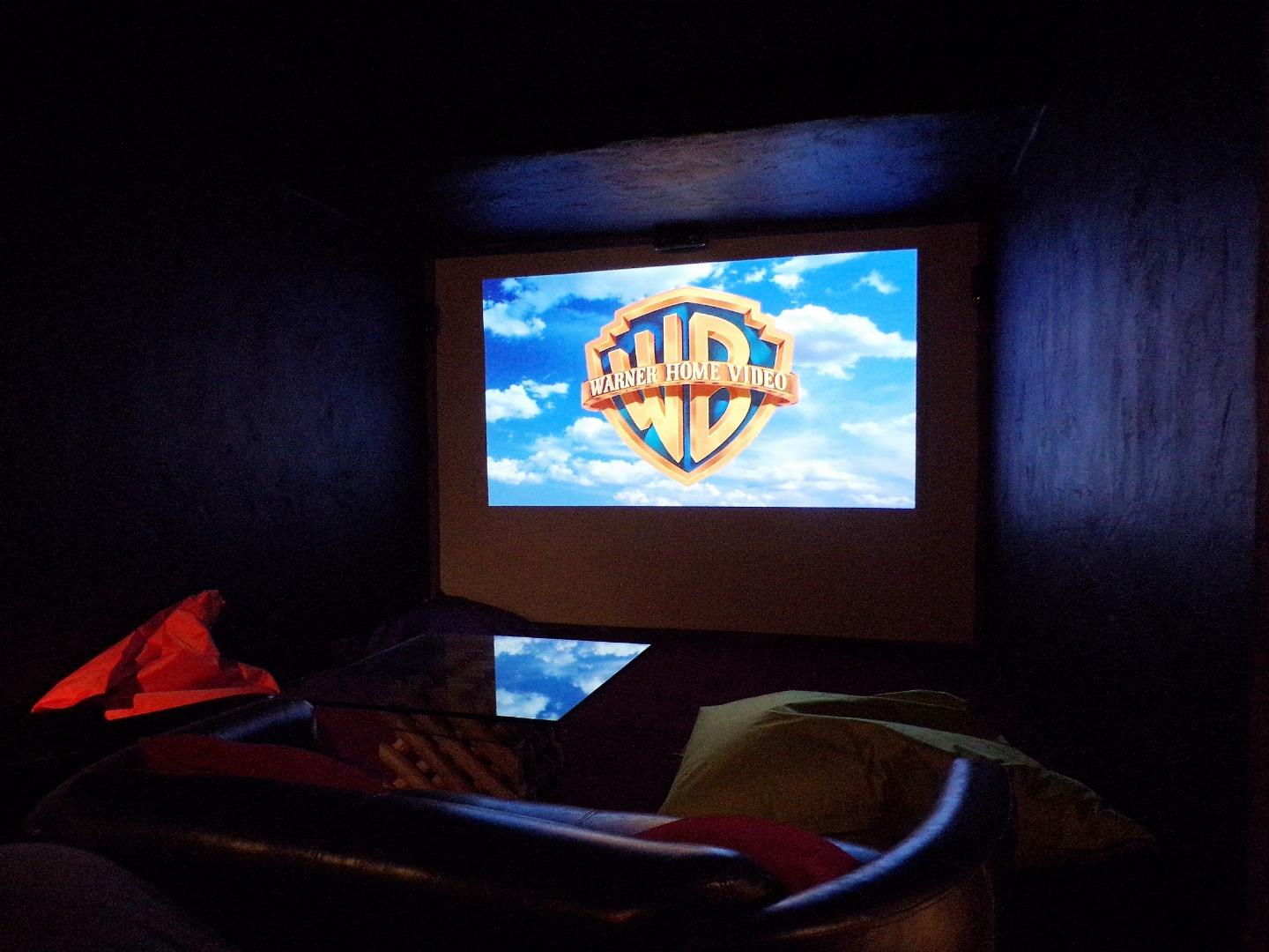 La salle de cinéma au R0 pour passer des soirées ciné en famille ou entre amis !