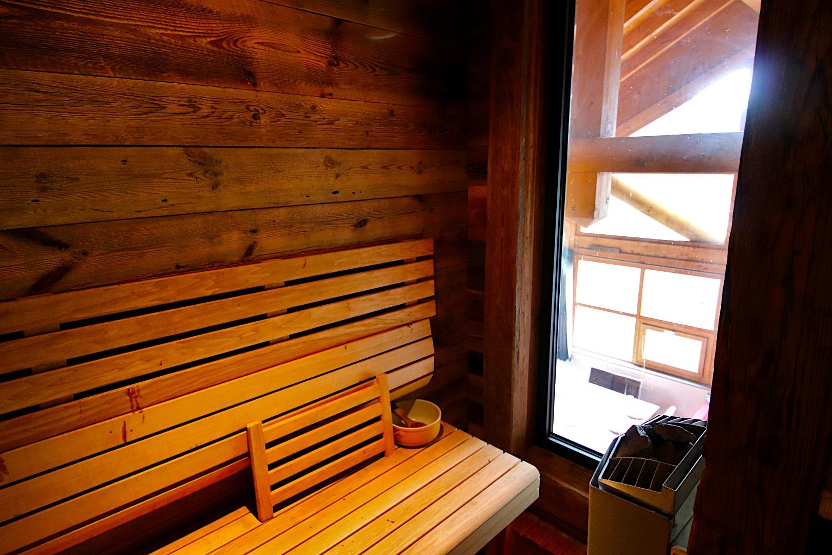 Le sauna radiant qui surplombe le salon et qui bénéficie d'une vue sur les pistes de ski.