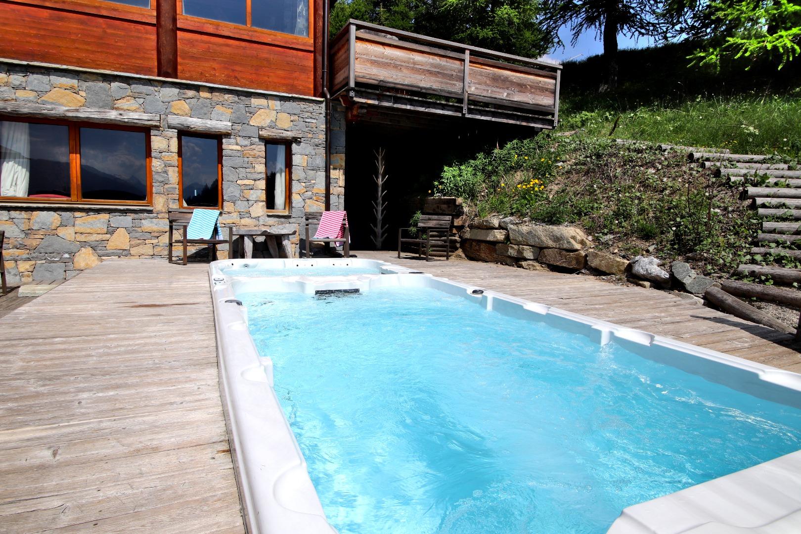 Le spa de nage comprenant un jacuzzi chauffé à 37° toute l'année, et une piscine à jets chauffée à 30° degrés l'été et 32° l'hiver. 