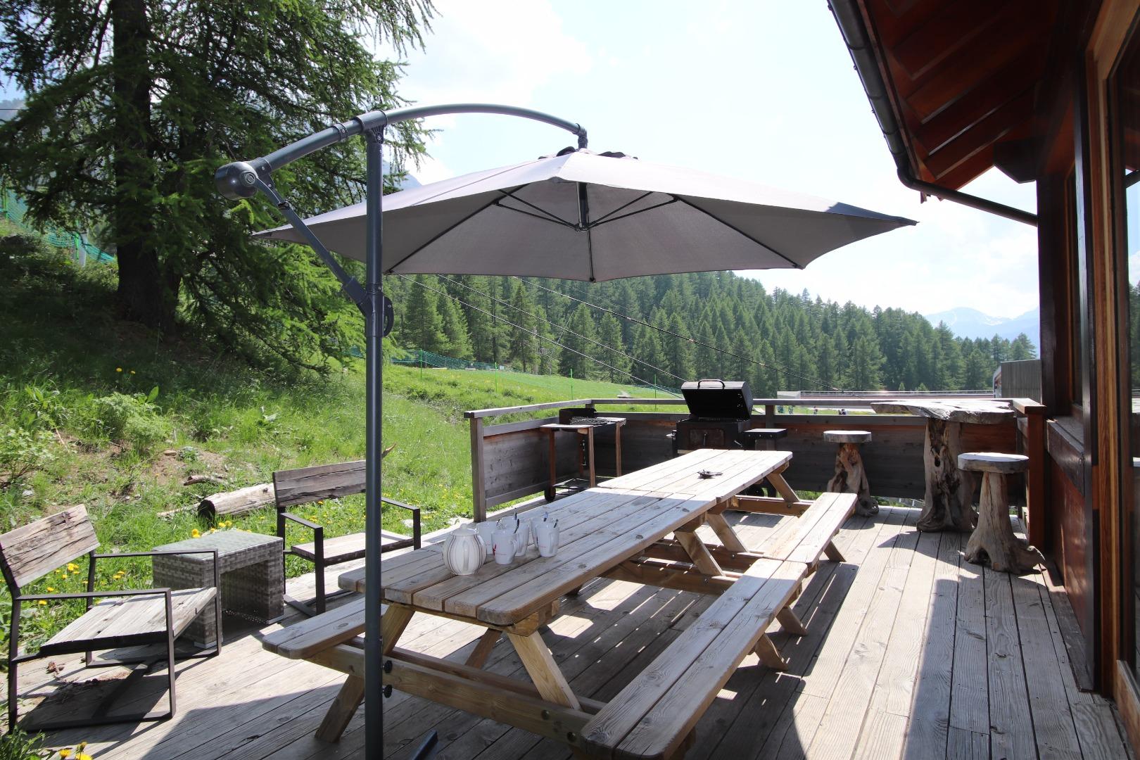 Terrasse attenante à la cuisine pour prendre vos repas dehors presque toute l'année !