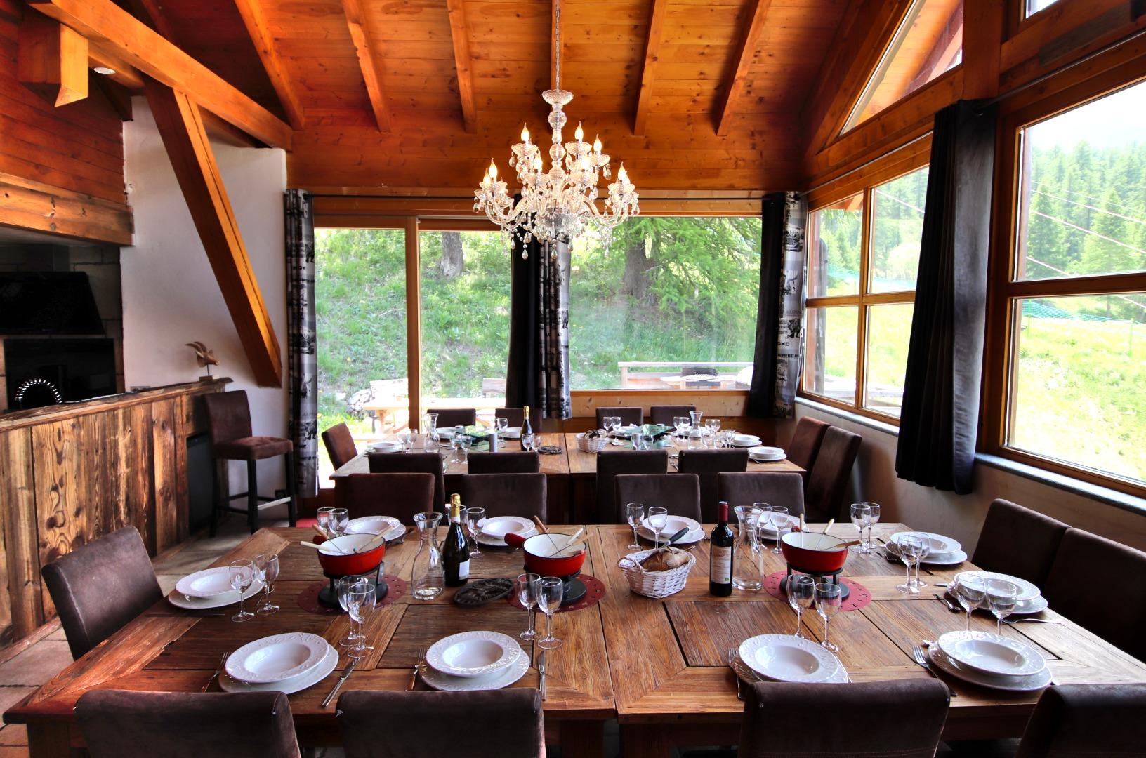 Salle à manger pour 22 personnes. Le chalet est équipé d'appareils à raclette et à fondue pour vos repas 100% montagne!