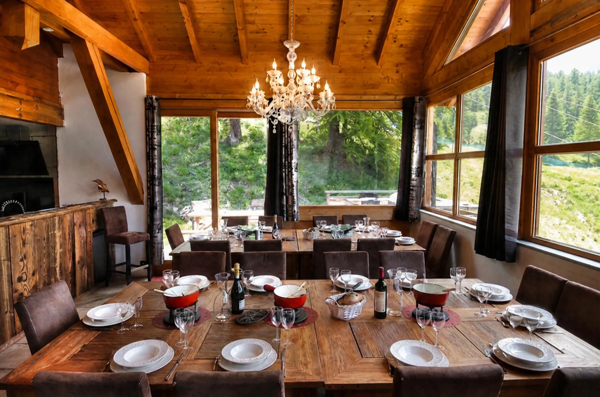 Salle à manger pour 22 personnes. Le chalet est équipé d'appareils à raclette et à fondue pour vos repas 100% montagne!