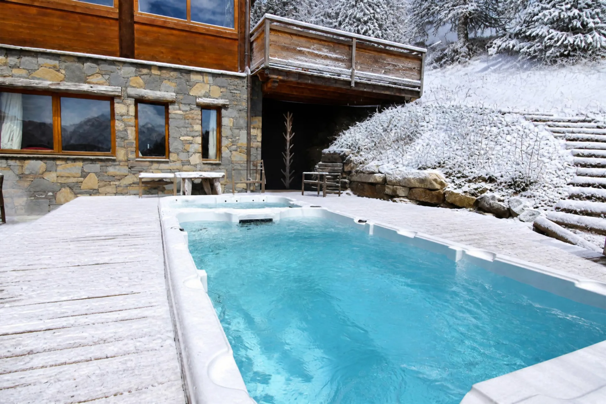 Le spa de nage comprenant un jacuzzi chauffé à 37° toute l'année, et une piscine à jets chauffée à 30° degrés l'été et 32° l'hiver. 