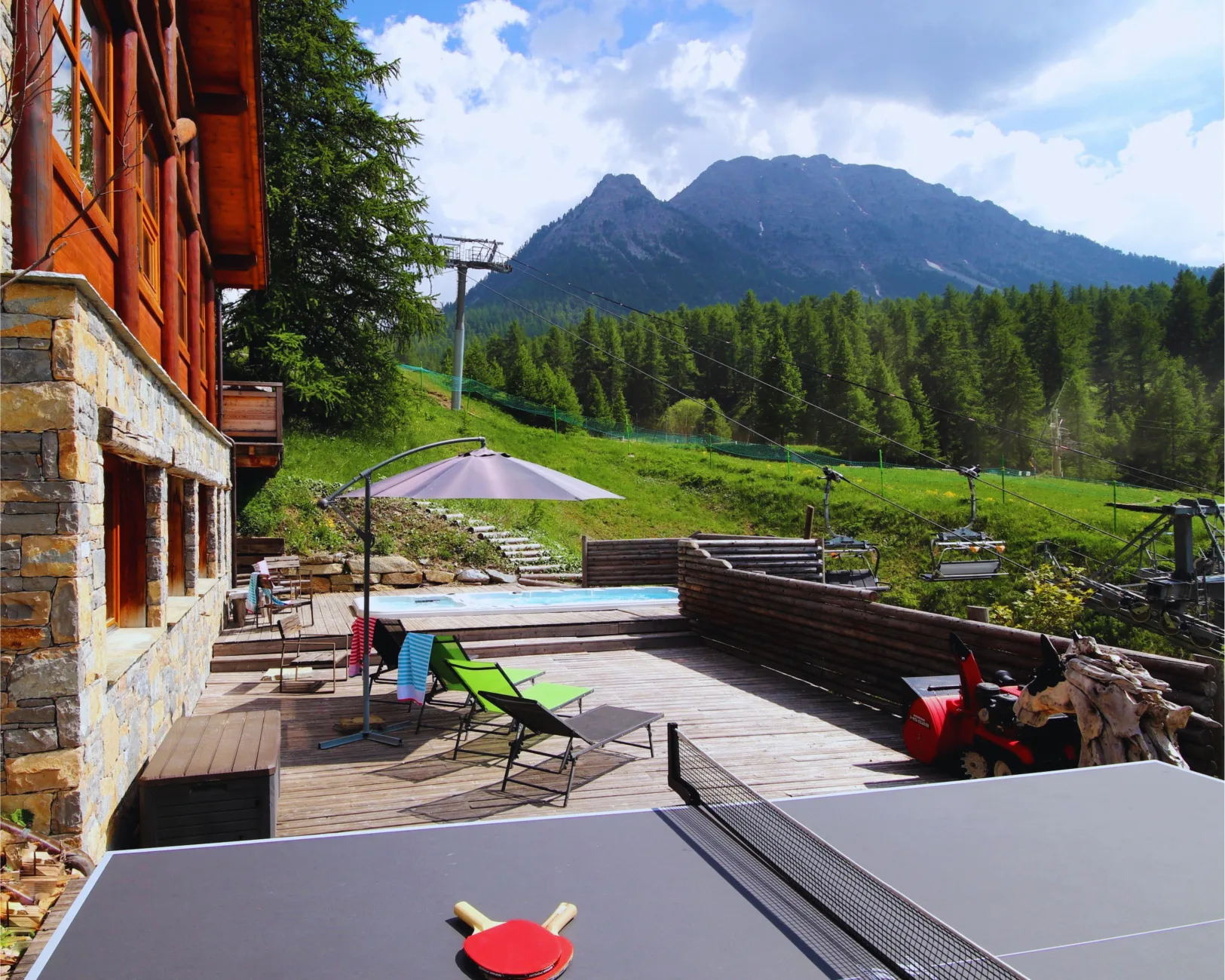 Ce grand solarium vous offre la possibilité de jouer au ping-pong, faire un bain de soleil, ou vous rafraichir dans la piscine !