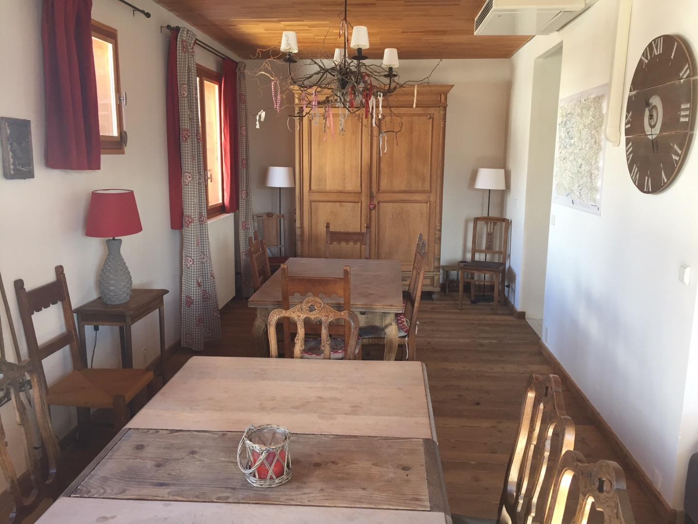 En toute convivialité, la salle à manger peut accueillir aisément 16 places assises.